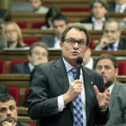 El presidente Artur Mas durante la sesión plenaria del Parlamento catalán celebrada ayer