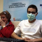 Fernando Arias junto a su madre, visiblemente emocionada, en la rueda de prensa ofrecida en Salamanc