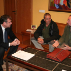 Silván se comprometió ante Tomás Gil y Miguel Fernández a acudir a la Semana de Pesca Sostenible.