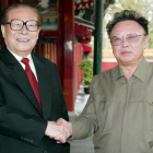 El exlider del Corea del Norte, Kim Jong Il, con el expresidente de China, Jiang Zemin, en una foto de abril del 2004.