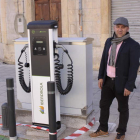 Pepe Villa junto al nuevo punto de recarga eléctrico. CAMPOS