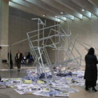 El Musac reabrió ayer sus puertas. En la imagen algunos de los visitantes ante una gigantesca obra d