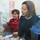 Ana María de la Fuente, en primer término, ayer en la administración
