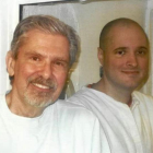 Kent Whitaker, a la izquierda, su hijo Bart durante una visita que le hizo a la cárcel.