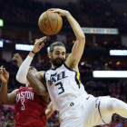 Ricky Rubio trata de encestar.