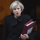 La primera ministra británica, Theresa May, sale de su residencia oficial en Londres. ANDY RAIN