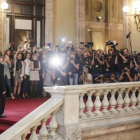 Puigdemont llega al Parlament entre una nube de fotógrafos, el martes, antes de su comparecencia en el pleno.