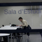 Un joven estudia en una sala de la Universitat Politècnica de Cataluña (UPC).