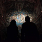 Dos turistas observan la réplica con el 98% de fidelidad de la Capilla Sixtina realizada en México DF. SHASENKA GUTIÉRREZ