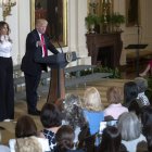Donald Trump, junto a su esposa, pronuncia un discurso en la Casa Blanca. SHAWN THEW