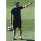 Herrero da órdenes durante un entrenamiento. L. DE LA MATA