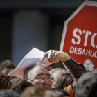 Manifestación de la Plataforma de Afectados por la Hipoteca (PAH) en Valencia después del fallo del Tribunal de la UE sobre los desahucios, en el 2013.