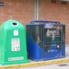 La imagen muestra sendos contenedores de papel y vidrio en la calle Convento, de Puerta de Rey