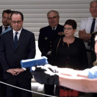 Hollande (segundo por la izquierda) viisita un centro de entrenamiento de la gendarmería en Saint Astier, en el sudoeste de Francia, este miércoles.