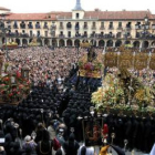 El ayuntamiento ofrece el balcón de la Plaza mayor.