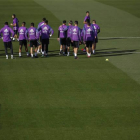 Los jugadores del Real Madrid, junto al entrenador, Zinedine Zidane (d), durante el entrenamiento que han realizado hoy en Valdebebas.