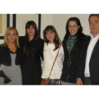 Isabel Carrasco en una imagen de familia con las tres jóvenes argentinas y el diputado de Cultura, M