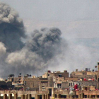 Imagen de humo en Damasco por los combates entre el régimen y los opositores en el suburbio de Ghouta.