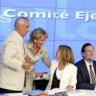 Gallardón, Arenas y Aguirre felicitan a Cospedal mientras Rajoy aguarda la reunión.