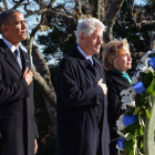 Barack Obama y su mujer, Michelle, junto al matrimonio Clinton, ante la tumba de JFK, el miércoles en el cementerio de Arlington.