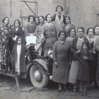 Grupo de mujeres y chicas de la familia de Emeterio Díez (Sahagún), en 1935, y Acacio Díaz y Catalina Alonso el día de su boda.