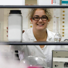 Cristina Saro Higuera en el laboratorio de Veterinaria en el que trabaja.