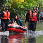 Efectivos socorren a varios damnificados por las inundaciones en la ciudad bonaerense de La Plata, ayer.