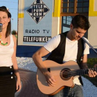 Los dos componentes del grupo, Leticia Robles y Emilio Saiz, que actuarán esta noche en el karaoke Hula Hula.