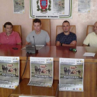 El alcalde, Mario Rivas, junto con criadores de mastines de Laciana en la presentación. ARAUJO