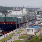 El buque ‘Cosco Shipping Panamá’ por la esclusa de Agua Clara el día de su inauguración. A. BOLÍVAR