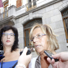 La procuradora socialista Teresa Gutiérrez y la secretaria de Sanidad del PSL, ayer.