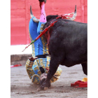 Otro instante de la espectacular voltereta sufrida por el leonés.