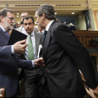 Rajoy, con Hernando y Maíllo, ayer en el Congreso. JAVIER LIZÓN