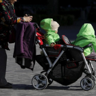 Una mujer con dos niños en Pékin, China. /
