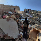 Imagen de uno de los edificios que colapsó en Esmirna. MEHMET EMIN MENGUARSLAN