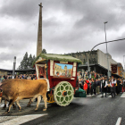 Loa carros engalanados llegados desde diversos puntos de la provincia pasan delante de la Basílica de La Virgen del Camino, pilar religioso de la romería. BRUNO MORENO
