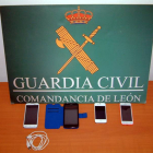 Los móviles recuperados por la Guardia Civil.