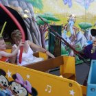 Un niño disfruta de las atracciones que copan la explanada de Clarés.