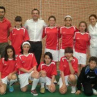 Nicanor Sen, con el equipo infantil de Cistierna, recientes campeonas de Castilla y León.