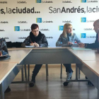 Camino Cabañas y María Eugenia Gancedo, en su encuentro con miembros de las farmacias locales. dl