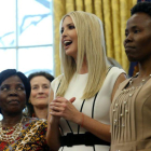 Ivanka Trump presenta su programa de ayuda a mujeres en el Despacho Oval de la Casa Blanca.