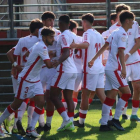 Los jugadores del Júpiter celebran uno de sus goles anotados. CYDL