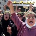 Un grupo de niñas palestinas gritan consignas contra la construcción del muro de separación israelí