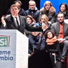 Matteo Renzi durante su intervención ayer en un mitin en Florencia. MAURIZIO DEGL’INNOCENTI