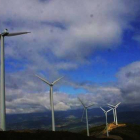 Molinos de viento en las estribaciones del puerto de Manzanal, no lejos de la localidad de Santa Marina de Torre.