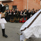 Un guirrio y un toro, en plena acción en la plaza de la Veiga. El antruejo de Velilla es un relicario de antiguos rituales relacionados con la fertilidad.