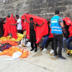 nmigrantes rescatados de una patera, en el puerto de Tarifa (Cádiz), el viernes.