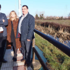 El alcalde, la concejala de Servicios y el edil de Infraestructuras, delante del canal de San Isidro.
