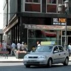 En la imagen, uno de los diversos coches de autoescuela que circulan todos los días por la ciudad