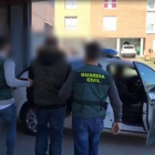 Imagen facilitada por la Guardia Civil con el momento de la detención en Bembibre. GUARDIA CIVIL